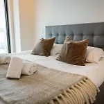 Huswell - Beautiful Apartment With Communal Pool And Gym