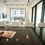 Huswell - Beautiful Apartment With Communal Pool And Gym